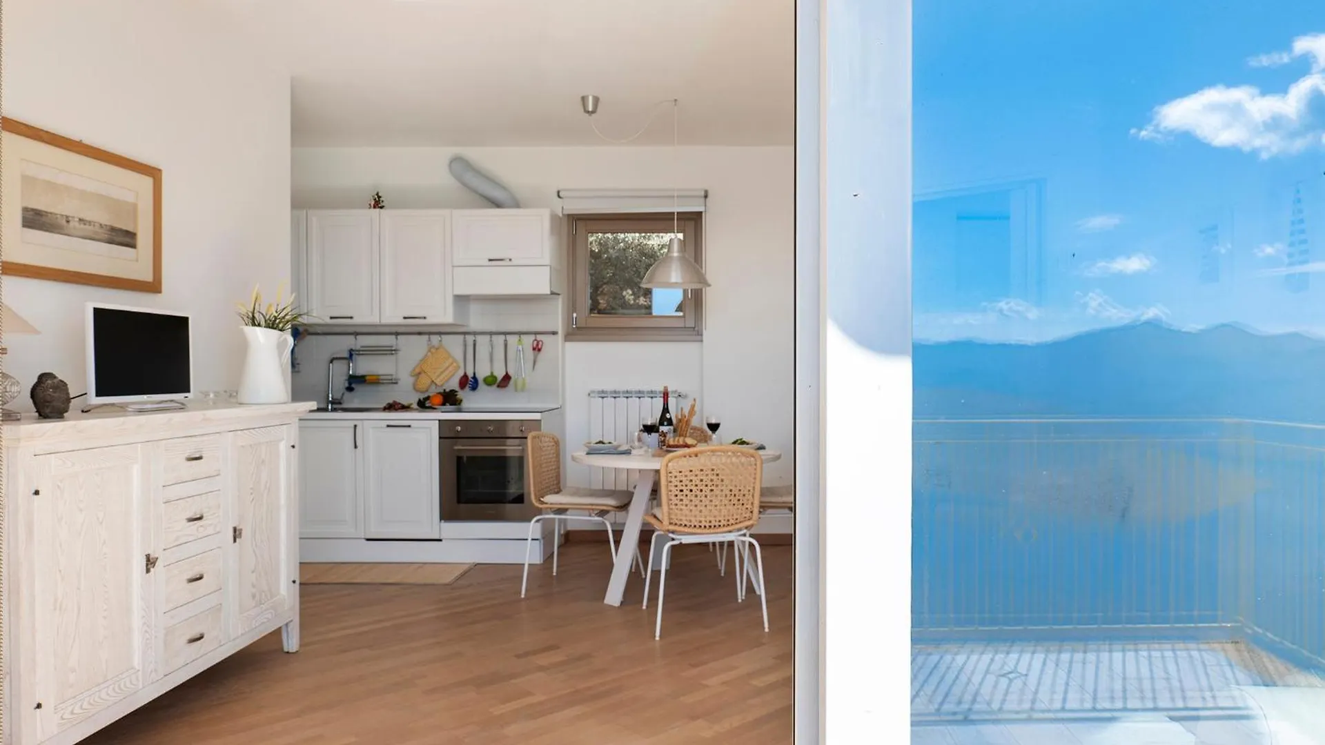 Cezanne - Comfy Flat With Terrace And Lake View Parzanica 0*,  İtalya
