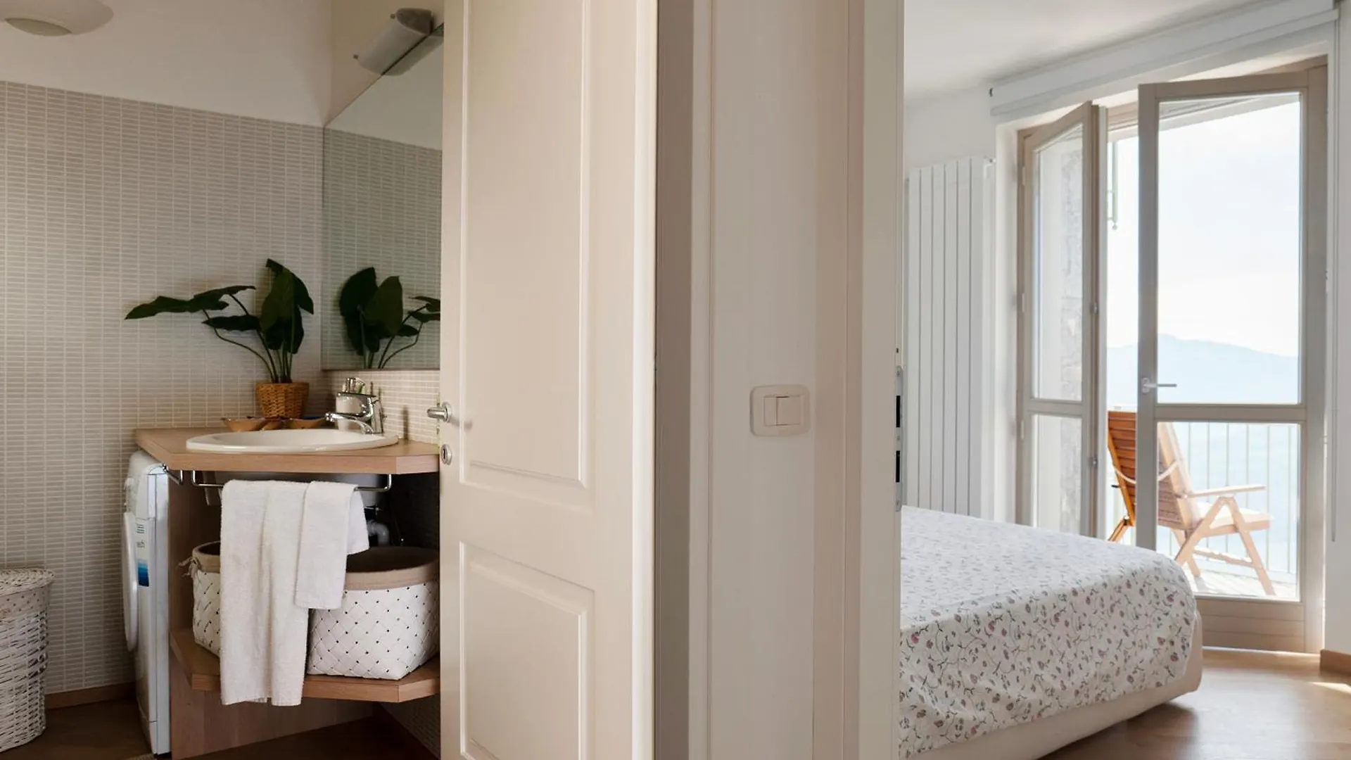 Cezanne - Comfy Flat With Terrace And Lake View Parzanica Daire